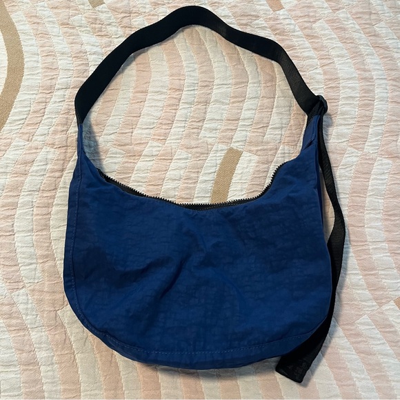 Baggu Medium Crescent - Marine Blue - Picture 2 of 3